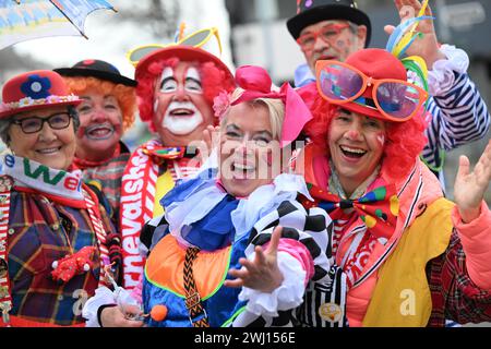 Duesseldorf, Allemagne. 12 février 2024. Les fêtards de carnaval célèbrent. Le carnaval de rue atteint son apogée le lundi Rose. Crédit : Federico Gambarini/dpa/Alamy Live News Banque D'Images