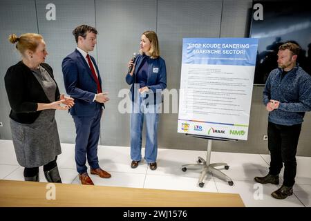 HAARLEM - Jelle Beemsterboer (BBB), représentante de l'agriculture, et son collègue Rosan Kocken (nature, paysage et qualité de l'eau, GroenLinks) reçoivent une brochure avec les demandes des agriculteurs dans l'édifice du gouvernement provincial. Les agriculteurs ont organisé une protestation contre, entre autres, les règles européennes sur l'épandage du fumier. ANP ROBIN UTRECHT pays-bas Out - belgique Out Banque D'Images