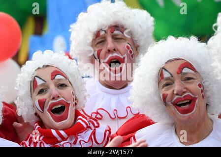 Duesseldorf, Allemagne. 12 février 2024. Les fêtards de carnaval habillés en clowns. Le carnaval de rue atteint son apogée le lundi Rose. Crédit : Federico Gambarini/dpa/Alamy Live News Banque D'Images