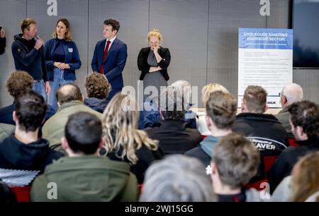 HAARLEM - Jelle Beemsterboer (BBB), représentante de l'agriculture, et son collègue Rosan Kocken (nature, paysage et qualité de l'eau, GroenLinks) reçoivent une brochure avec les demandes des agriculteurs dans l'édifice du gouvernement provincial. Les agriculteurs ont organisé une protestation contre, entre autres, les règles européennes sur l'épandage du fumier. ANP ROBIN UTRECHT pays-bas Out - belgique Out Banque D'Images