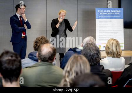 HAARLEM - Jelle Beemsterboer (BBB), représentante de l'agriculture, et son collègue Rosan Kocken (nature, paysage et qualité de l'eau, GroenLinks) reçoivent une brochure avec les demandes des agriculteurs dans l'édifice du gouvernement provincial. Les agriculteurs ont organisé une protestation contre, entre autres, les règles européennes sur l'épandage du fumier. ANP ROBIN UTRECHT pays-bas Out - belgique Out Banque D'Images