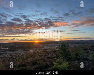Frensham Little Pond, Farnham, Surrey. 12 février 2024. Un beau début de journée pour les Home Counties. Lever du soleil sur Frensham Little Pond près de Farnham dans le Surrey. Crédit : james jagger/Alamy Live News Banque D'Images