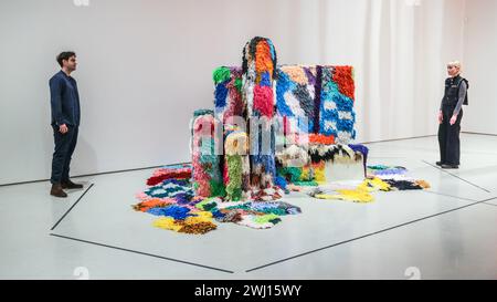 Barbican Art Gallery, Londres, Royaume-Uni, collaborateur avec Sarah Zapata, pour enseigner ou assumer l'autorité, 2018-1919. 12 février 2024. Allant de pièces intimes artisanales à des installations sculpturales à grande échelle, Unravel : The Power and Politics of textiles in Art rassemble plus de 100 œuvres de 50 praticiens internationaux qui utilisent des textiles, des fibres et des fils pour communiquer des idées sur le pouvoir, la résistance et la survie. Il fonctionne jusqu'au 26 mai 2024. Crédit : Imageplotter/Alamy Live News Banque D'Images
