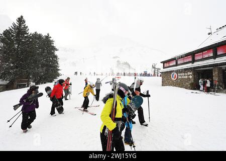 © BASTIEN ARBERET/MAXPPP - 11/02/2024 domaine skiable du Grand Tourmalet, versant la Mongie (commune Bagnères de Bigorre/Campan) pour le début des vacances avec de nouvelles chutes de neiges idéales pour les vacances. 11 février 2024 chutes de neige parfaites pour des vacances dans les Pyrénées crédit : MAXPPP/Alamy Live News Banque D'Images