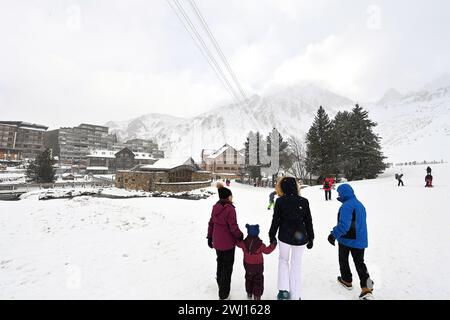 © BASTIEN ARBERET/MAXPPP - 11/02/2024 domaine skiable du Grand Tourmalet, versant la Mongie (commune Bagnères de Bigorre/Campan) pour le début des vacances avec de nouvelles chutes de neiges idéales pour les vacances. 11 février 2024 chutes de neige parfaites pour des vacances dans les Pyrénées crédit : MAXPPP/Alamy Live News Banque D'Images