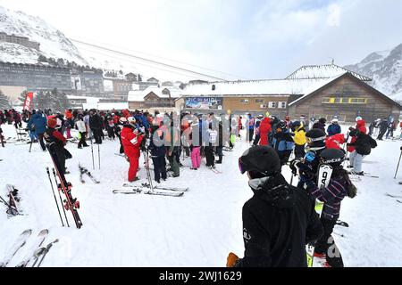 © BASTIEN ARBERET/MAXPPP - 11/02/2024 domaine skiable du Grand Tourmalet, versant la Mongie (commune Bagnères de Bigorre/Campan) pour le début des vacances avec de nouvelles chutes de neiges idéales pour les vacances. 11 février 2024 chutes de neige parfaites pour des vacances dans les Pyrénées crédit : MAXPPP/Alamy Live News Banque D'Images