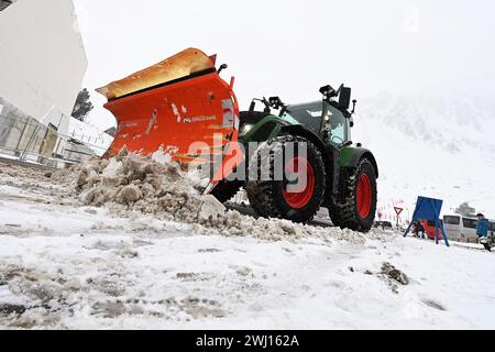 © BASTIEN ARBERET/MAXPPP - 11/02/2024 domaine skiable du Grand Tourmalet, versant la Mongie (commune Bagnères de Bigorre/Campan) pour le début des vacances avec de nouvelles chutes de neiges idéales pour les vacances. 11 février 2024 chutes de neige parfaites pour des vacances dans les Pyrénées crédit : MAXPPP/Alamy Live News Banque D'Images