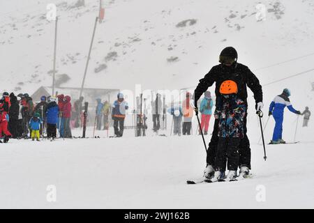 © BASTIEN ARBERET/MAXPPP - 11/02/2024 domaine skiable du Grand Tourmalet, versant la Mongie (commune Bagnères de Bigorre/Campan) pour le début des vacances avec de nouvelles chutes de neiges idéales pour les vacances. 11 février 2024 chutes de neige parfaites pour des vacances dans les Pyrénées crédit : MAXPPP/Alamy Live News Banque D'Images