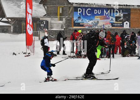 © BASTIEN ARBERET/MAXPPP - 11/02/2024 domaine skiable du Grand Tourmalet, versant la Mongie (commune Bagnères de Bigorre/Campan) pour le début des vacances avec de nouvelles chutes de neiges idéales pour les vacances. 11 février 2024 chutes de neige parfaites pour des vacances dans les Pyrénées crédit : MAXPPP/Alamy Live News Banque D'Images