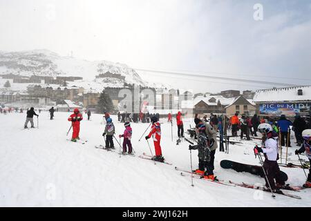 © BASTIEN ARBERET/MAXPPP - 11/02/2024 domaine skiable du Grand Tourmalet, versant la Mongie (commune Bagnères de Bigorre/Campan) pour le début des vacances avec de nouvelles chutes de neiges idéales pour les vacances. 11 février 2024 chutes de neige parfaites pour des vacances dans les Pyrénées crédit : MAXPPP/Alamy Live News Banque D'Images