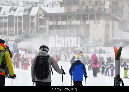 © BASTIEN ARBERET/MAXPPP - 11/02/2024 domaine skiable du Grand Tourmalet, versant la Mongie (commune Bagnères de Bigorre/Campan) pour le début des vacances avec de nouvelles chutes de neiges idéales pour les vacances. 11 février 2024 chutes de neige parfaites pour des vacances dans les Pyrénées crédit : MAXPPP/Alamy Live News Banque D'Images