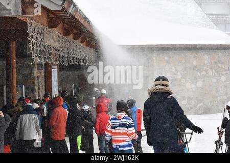 © BASTIEN ARBERET/MAXPPP - 11/02/2024 domaine skiable du Grand Tourmalet, versant la Mongie (commune Bagnères de Bigorre/Campan) pour le début des vacances avec de nouvelles chutes de neiges idéales pour les vacances. 11 février 2024 chutes de neige parfaites pour des vacances dans les Pyrénées crédit : MAXPPP/Alamy Live News Banque D'Images