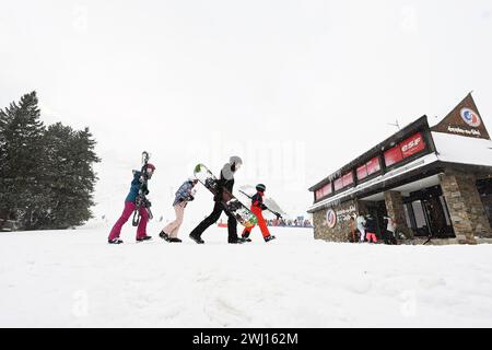 © BASTIEN ARBERET/MAXPPP - 11/02/2024 domaine skiable du Grand Tourmalet, versant la Mongie (commune Bagnères de Bigorre/Campan) pour le début des vacances avec de nouvelles chutes de neiges idéales pour les vacances. 11 février 2024 chutes de neige parfaites pour des vacances dans les Pyrénées crédit : MAXPPP/Alamy Live News Banque D'Images