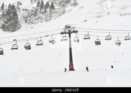 © BASTIEN ARBERET/MAXPPP - 11/02/2024 domaine skiable du Grand Tourmalet, versant la Mongie (commune Bagnères de Bigorre/Campan) pour le début des vacances avec de nouvelles chutes de neiges idéales pour les vacances. 11 février 2024 chutes de neige parfaites pour des vacances dans les Pyrénées crédit : MAXPPP/Alamy Live News Banque D'Images