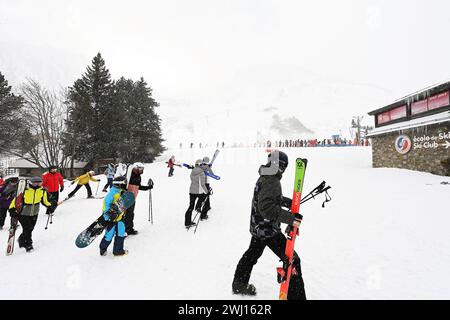 © BASTIEN ARBERET/MAXPPP - 11/02/2024 domaine skiable du Grand Tourmalet, versant la Mongie (commune Bagnères de Bigorre/Campan) pour le début des vacances avec de nouvelles chutes de neiges idéales pour les vacances. 11 février 2024 chutes de neige parfaites pour des vacances dans les Pyrénées crédit : MAXPPP/Alamy Live News Banque D'Images