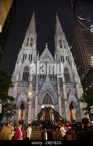 New York City : façade nocturne de parfait La cathédrale de Patrick à Manhattan Banque D'Images