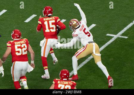 11 février 2024 ; Las Vegas, Nevada, États-Unis ; le linebacker Randy Gregory (5 ans) des San Francisco 49ers tente de limoger le quaterback Patrick Mahomes (15 ans) des Kansas City Chiefs lors du premier quart-temps à l'Allegiant Stadium lors du Super Bowl LVIII. les Chiefs battent les 49ers 25-22 en prolongation. (Stan Szeto / image du sport) Banque D'Images