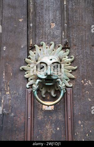 Le Sanctuary Knocker, ou Sanctuary Ring (réplique) sur la porte nord de la cathédrale de Durham, Durham Angleterre. Le frappeur originel du XIIe siècle est sur d. Banque D'Images