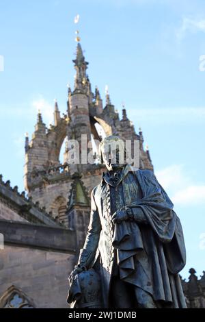 Statue d'Adam Smith, économiste et philosophe qui fut un pionnier dans la pensée de l'économie politique et figure clé pendant les lumières écossaises Banque D'Images