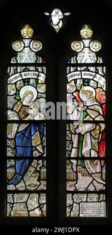 Un vitrail de Percy Bacon Limited représentant l'Annonciation à la Vierge Marie, St Mark's Woodcote, Purley, Croydon, Londres, Angleterre Banque D'Images