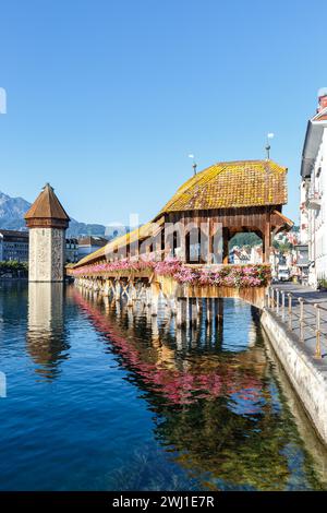 Ville de Lucerne sur la rivière Reuss avec portrait du Pont de la Chapelle en Suisse Banque D'Images