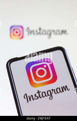 Logo Instagram médias sociaux sur un téléphone portable et un écran d'ordinateur Banque D'Images