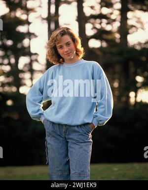 Adolescente jeune femme debout dehors. Banque D'Images