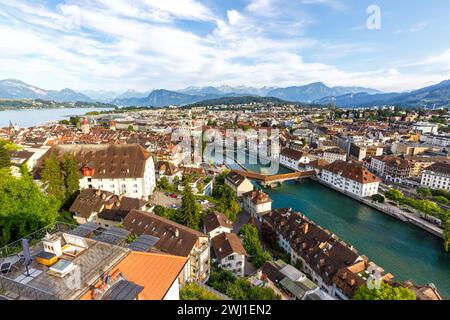 Ville de Lucerne sur la rivière Reuss avec pont Sproof et vue sur le lac de Lucerne d'en haut en Suisse Banque D'Images