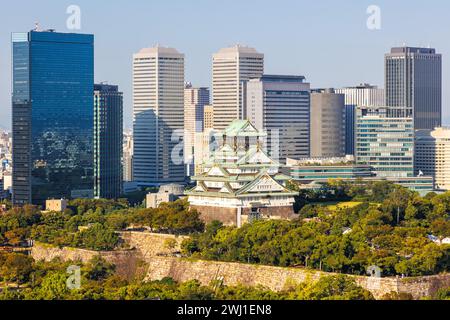 Château d'Osaka vu d'en haut avec les gratte-ciel au Japon Banque D'Images