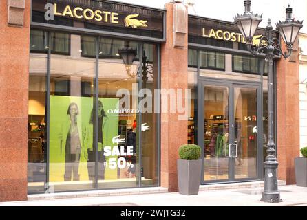 Vitrine de magasin de vêtements de sport et de loisirs Lacoste pendant la vente d'hiver, rue de la mode, Budapest, Hongrie Banque D'Images