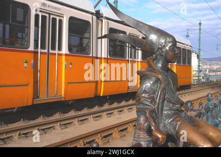 Statue de la petite Princesse, sculptée par Laszlo Marton, devant Vigado, tramway numéro 2 derrière, promenade du Danube, Budapest, Hongrie Banque D'Images