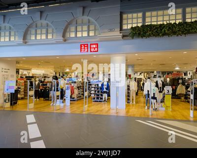 Centre commercial terminal 21, panneau Uniqlo devant le magasin Banque D'Images