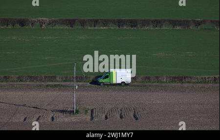 Un van de livraison à domicile de supermarché Waitrose livrant des marchandises à la campagne. Banque D'Images