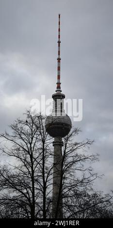 Berlin, Allemagne. 12 février 2024. La tour de télévision peut être vue contre un ciel gris. Crédit : Britta Pedersen/dpa/Alamy Live News Banque D'Images