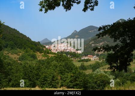 Carovilli, vieille ville dans la province d'Isernia, Molise, Italie, en été Banque D'Images