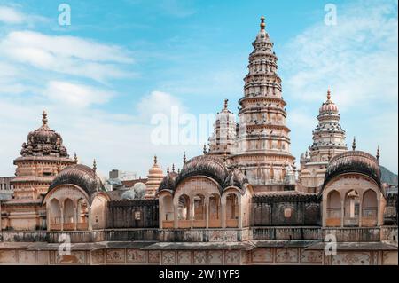 Pushkar, Inde - vue sur le toit de la ville avec des temples et des palais royaux sous un ciel bleu vif et des nuages à Pushkar, Rajasthan, Inde. Banque D'Images