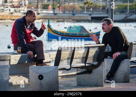 Sur le front de mer à Marsaskala, Malte, 2024 Banque D'Images