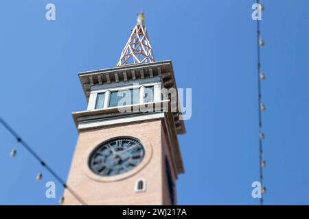 Vieille tour de l'horloge dans le centre commercial, photo Banque D'Images