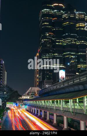 Passant le métro train bts sur un passage supérieur parmi et feux de circulation gratte-ciel à Chong Nonsi piéton Empire Tower Bridge à Bangkok, Thaïlande 27 dece Banque D'Images