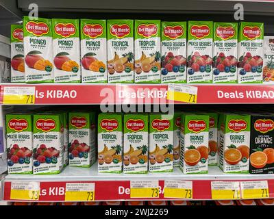 KENYA, Nairobi, Carrefour supermarché Ngong Road, vente de jus de fruits en conserve entreprise Del Monte Kenya Ltd., 2002 Aquired by Cirio Alimentare / KENIA, Nairobi, Carrefour Supermarkt, Verkauf von Säften von Del Monte Kenya Ltd., 2002 übernommen von Cirio Alimentare Banque D'Images