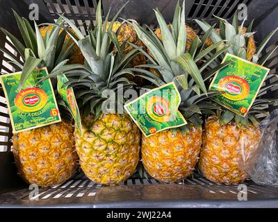 KENYA, Nairobi, Carrefour supermarché Ngong Road, vente d'ananas frais de plantation de la société fruitière Del Monte Kenya Ltd., Cirio Del Monte Kenya, près de Thika / KENIA, Nairobi, Carrefour Supermarkt, Verkauf von frischen ananas von der Del Monte Kenya ananas Farm BEI Thika Banque D'Images