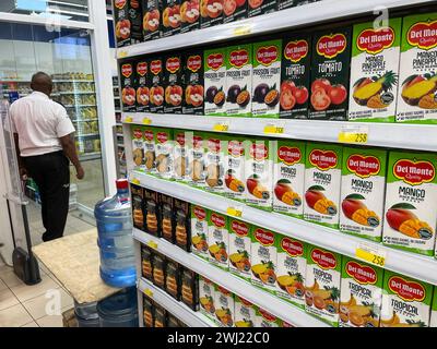 KENYA, Nairobi, Carrefour supermarché Ngong Road, vente de jus de fruits en conserve entreprise Del Monte Kenya Ltd., 2002 Aquired by Cirio Alimentare / KENIA, Nairobi, Carrefour Supermarkt, Verkauf von Säften von Del Monte Kenya Ltd., 2002 übernommen von Cirio Alimentare Banque D'Images