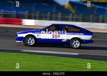 Jake Margulies, Alfa Romeo GTV6, série Trophée Gerry Marshall de DRHC, plus de 30 voitures sur la grille pour une course de quarante-cinq minutes à deux pilotes avec pré-1 Banque D'Images