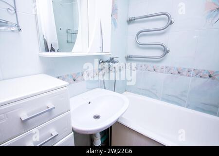 Lavabo et baignoire dans la salle de bain de près Banque D'Images