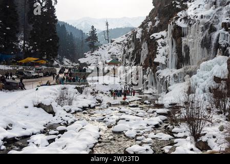 Baramulla, Inde. 12 février 2024. Une vue générale de cascade partiellement gelée pendant une journée ensoleillée. Après un long hiver sec et chaud, la vallée a connu des chutes de neige et des pluies généralisées la semaine dernière. La vallée est actuellement dans la phase modérée de l'hiver, Chillai Khurd, après la fin de la période la plus dure de 40 jours le 30 janvier. Crédit : SOPA images Limited/Alamy Live News Banque D'Images