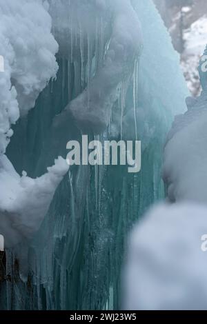 Baramulla, Inde. 12 février 2024. Une vue des glaçons formés par une fuite de pipe à eau pendant une journée ensoleillée. Après un long hiver sec et chaud, la vallée a connu des chutes de neige et des pluies généralisées la semaine dernière. La vallée est actuellement dans la phase modérée de l'hiver, Chillai Khurd, après la fin de la période la plus dure de 40 jours le 30 janvier. Crédit : SOPA images Limited/Alamy Live News Banque D'Images