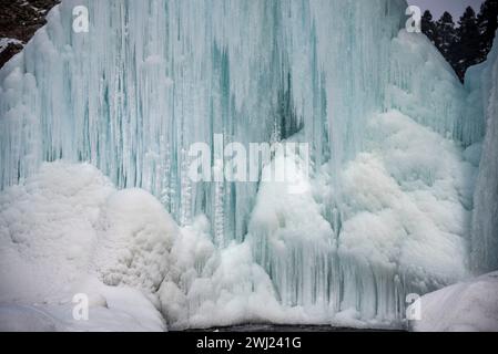 Baramulla, Inde. 12 février 2024. Une vue des glaçons formés par une fuite de pipe à eau pendant une journée ensoleillée. Après un long hiver sec et chaud, la vallée a connu des chutes de neige et des pluies généralisées la semaine dernière. La vallée est actuellement dans la phase modérée de l'hiver, Chillai Khurd, après la fin de la période la plus dure de 40 jours le 30 janvier. (Photo par Idrees Abbas/SOPA images/SIPA USA) crédit : SIPA USA/Alamy Live News Banque D'Images