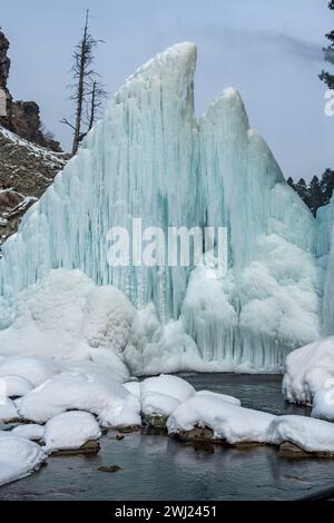 Baramulla, Inde. 12 février 2024. Une vue des glaçons formés par une fuite de pipe à eau pendant une journée ensoleillée. Après un long hiver sec et chaud, la vallée a connu des chutes de neige et des pluies généralisées la semaine dernière. La vallée est actuellement dans la phase modérée de l'hiver, Chillai Khurd, après la fin de la période la plus dure de 40 jours le 30 janvier. (Photo par Idrees Abbas/SOPA images/SIPA USA) crédit : SIPA USA/Alamy Live News Banque D'Images