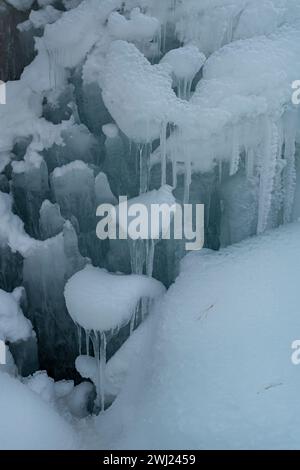 Baramulla, Inde. 12 février 2024. Une vue des glaçons formés par une fuite de pipe à eau pendant une journée ensoleillée. Après un long hiver sec et chaud, la vallée a connu des chutes de neige et des pluies généralisées la semaine dernière. La vallée est actuellement dans la phase modérée de l'hiver, Chillai Khurd, après la fin de la période la plus dure de 40 jours le 30 janvier. (Photo par Idrees Abbas/SOPA images/SIPA USA) crédit : SIPA USA/Alamy Live News Banque D'Images