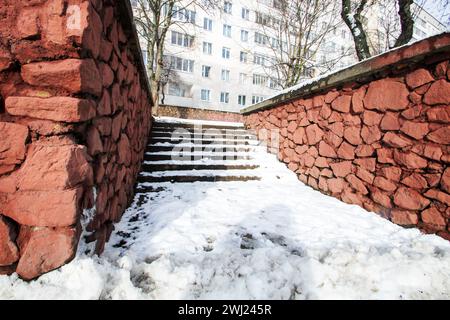 Étapes à une grande maison dans la neige de près Banque D'Images